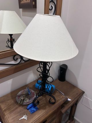 Lámpara de mesa negra y blanca