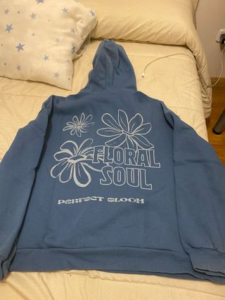 Sudadera azul con estampado floral