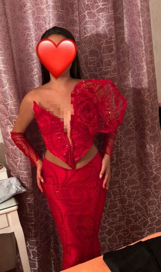 Vestido de fiesta rojo con pedrería
