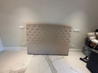 Cabecero de cama beige de tela