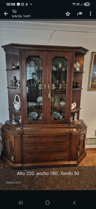 Mueble de salón de madera y cristal