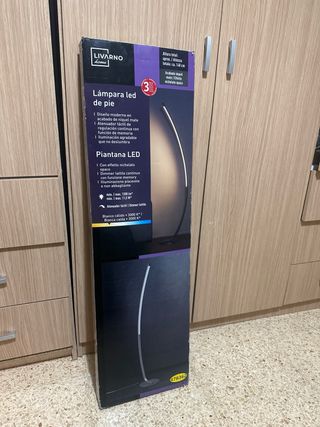 Lámpara de pie LED Livarno Home sin usar