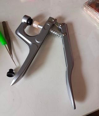 Máquina para poner corchetes