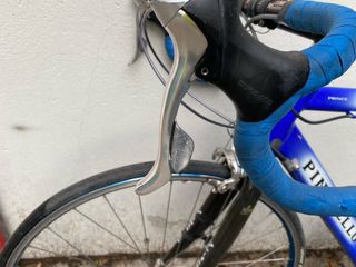Bicicletta da corsa Pinarello blu