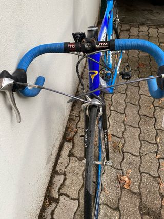 Bicicletta da corsa Pinarello blu