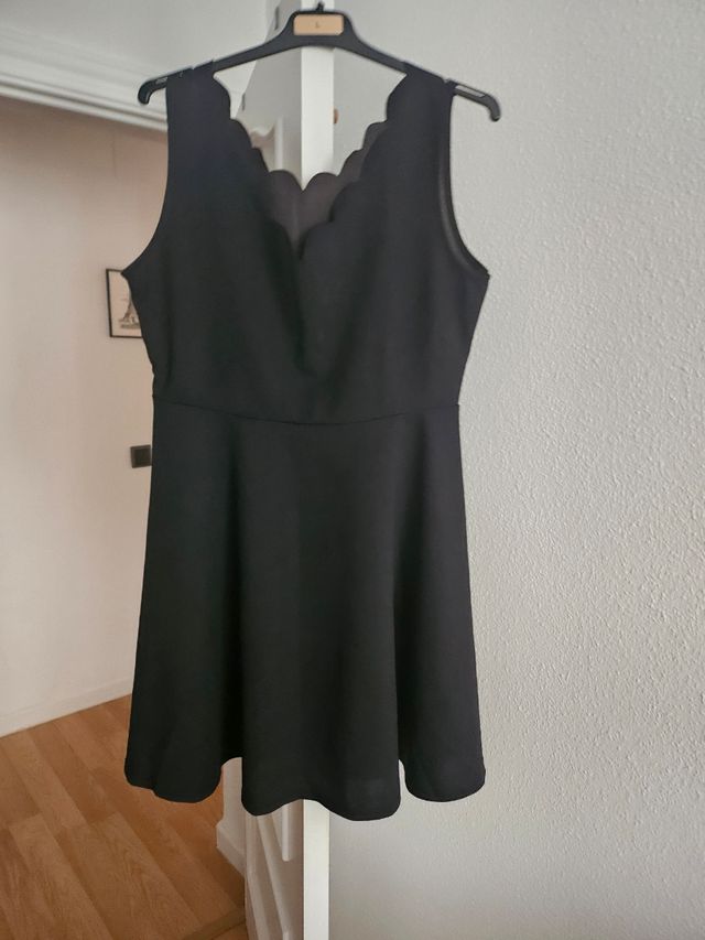 Vestido negro con escote festoneado