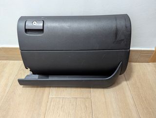 Guantera Seat Leon/Toledo con hueco cargador CDs