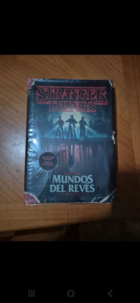 Libro Stranger Things Upside Down Worlds + maglietta