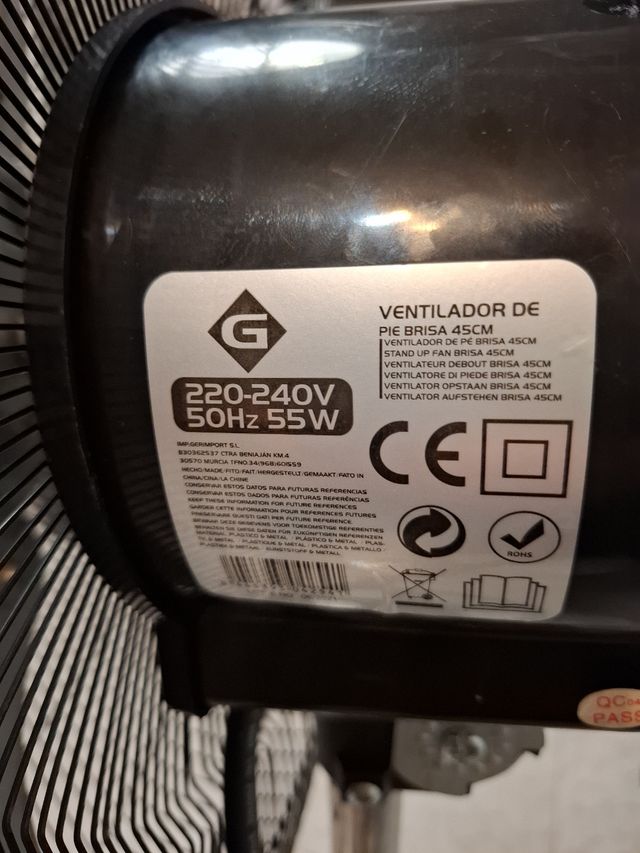 Ventilador de pie negro y plateado