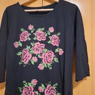 Vestido negro con flores rosas