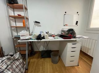 Mesa de escritorio de madera y metal