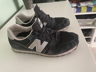 Zapatillas New Balance Negras y Plateadas