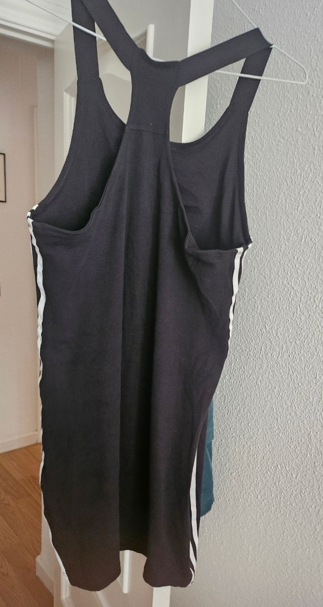Vestido Adidas Negro con Rayas