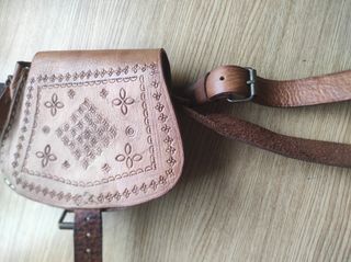 Bolso de cuero artesanal con grabados