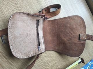 Bolso de cuero artesanal con grabados
