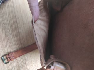 Bolso de cuero artesanal con grabados