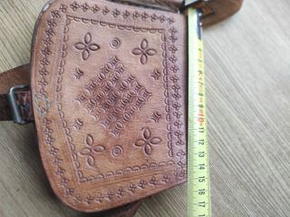 Bolso de cuero artesanal con grabados