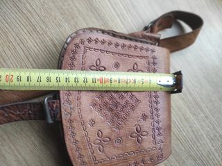 Bolso de cuero artesanal con grabados