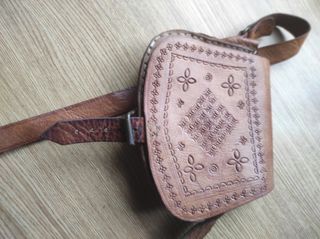 Bolso de cuero artesanal con grabados