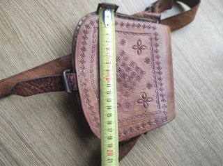 Bolso de cuero artesanal con grabados