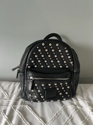 Mochila Negra Pequeña Tachuelas