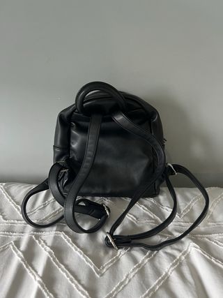Mochila Negra Pequeña Tachuelas