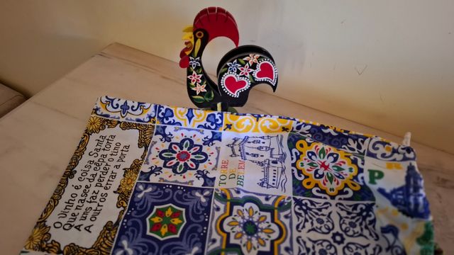 Galo de Barcelos e Saco de Pão Português