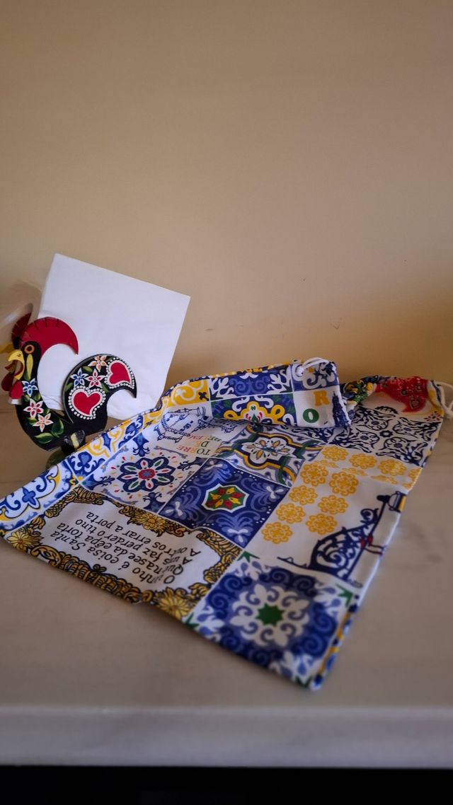 Galo de Barcelos e Saco de Pão Português