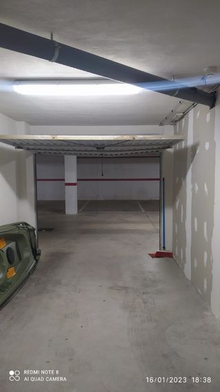Garaje doble, cerrado con doble puerta. Dos coches