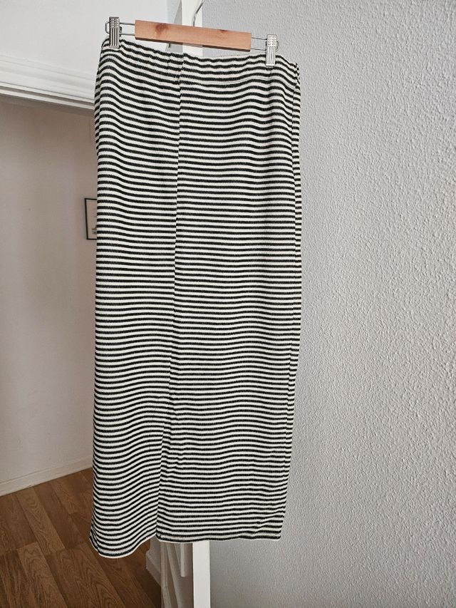 Falda larga de rayas blancas y negras