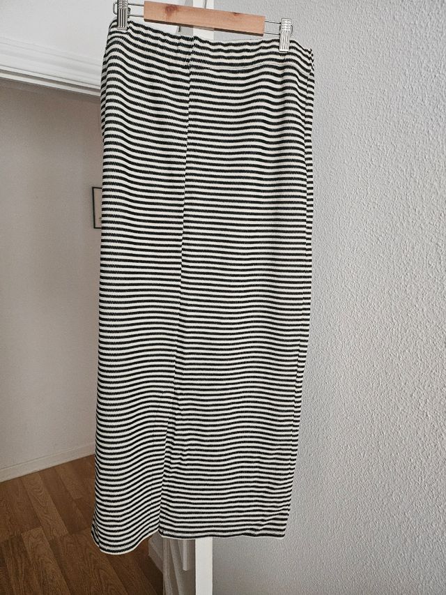 Falda larga de rayas blancas y negras