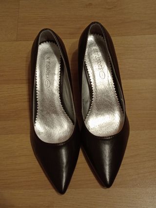 Zapatos de tacón negros para mujer