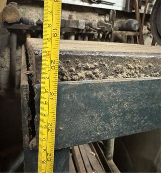 Banco de taller robusto y macizo para forjador.