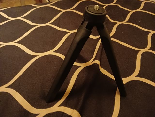 Pequeño trípode negro