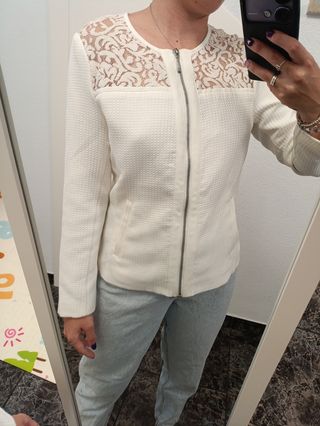 Chaqueta blanca con encaje