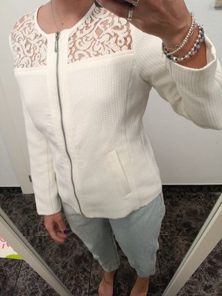 Chaqueta blanca con encaje