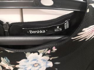 Mono Bershka floral manga larga.