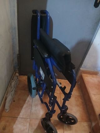 Silla de ruedas azul plegable