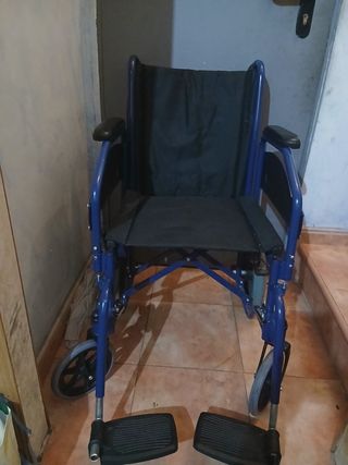 Silla de ruedas azul plegable