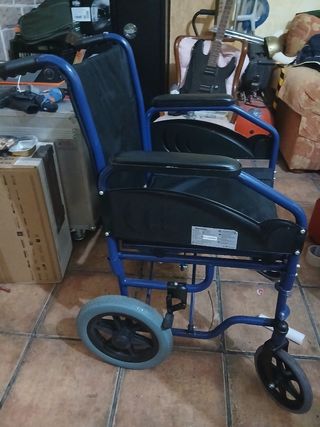 Silla de ruedas azul plegable