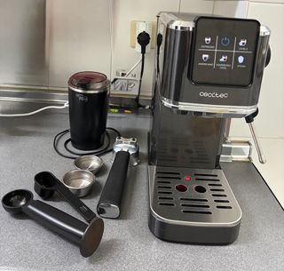 Cafetera Cecotec Cafelizzia 20 bares+Molino electr