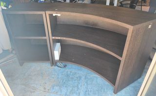 Mostrador curvo marrón con enchufes