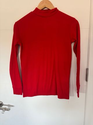 Camiseta rayas y jersey rojo