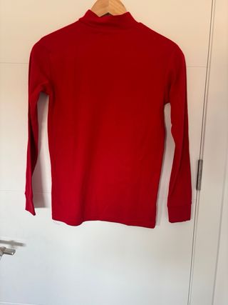 Camiseta rayas y jersey rojo