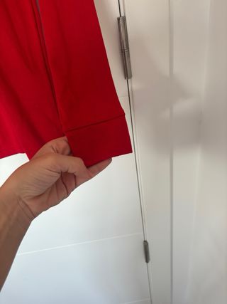 Camiseta rayas y jersey rojo