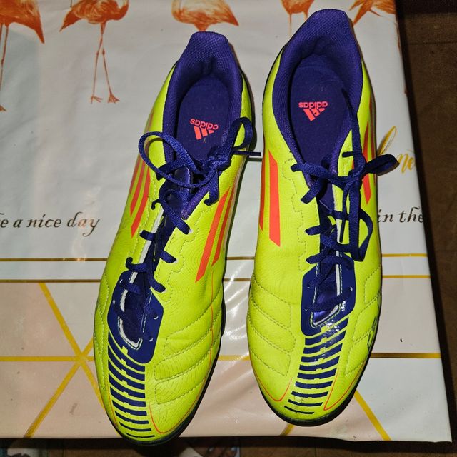 Scarpe da calcio Adidas gialle e viola