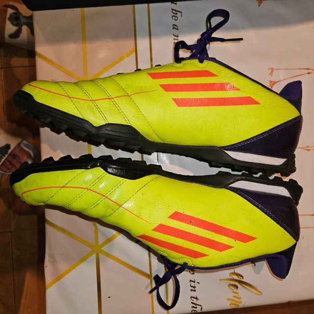 Scarpe da calcio Adidas gialle e viola