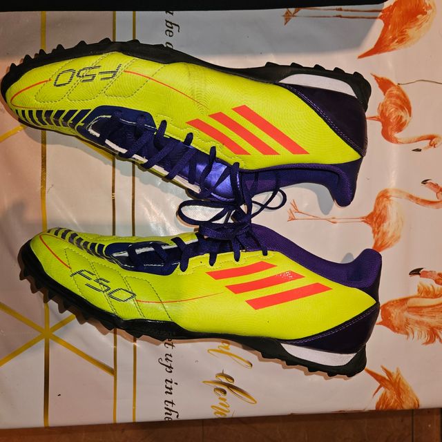 Scarpe da calcio Adidas gialle e viola