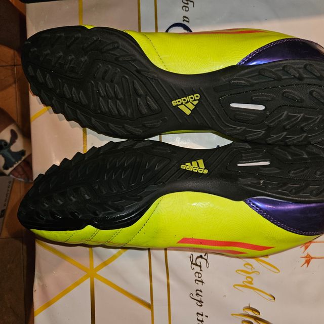 Scarpe da calcio Adidas gialle e viola