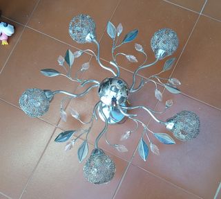 Lámpara de techo plateada con diseño floral